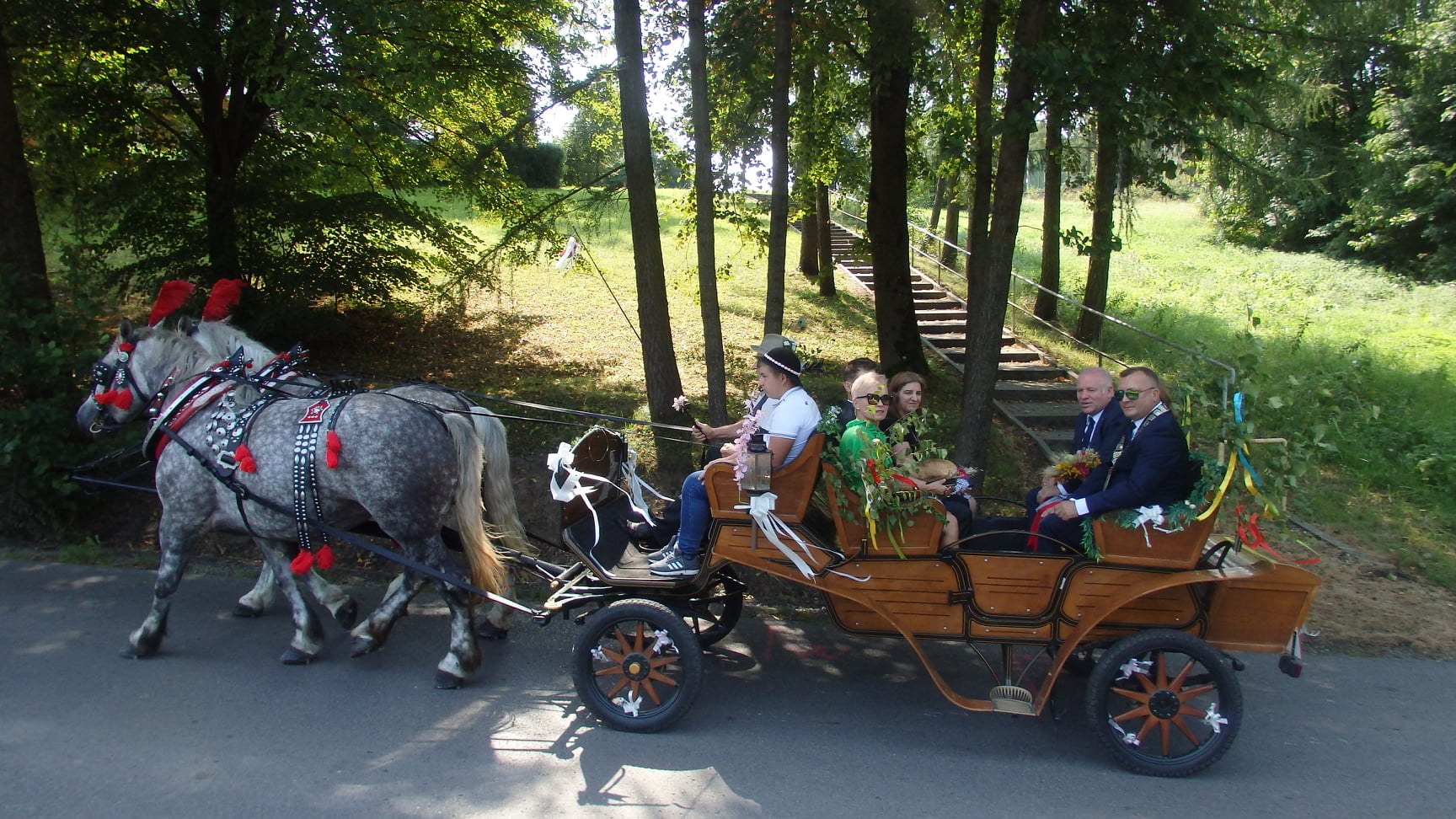 Przejazd zaprzęgu konnego podczas dożynek gminnych w Kowalowej
