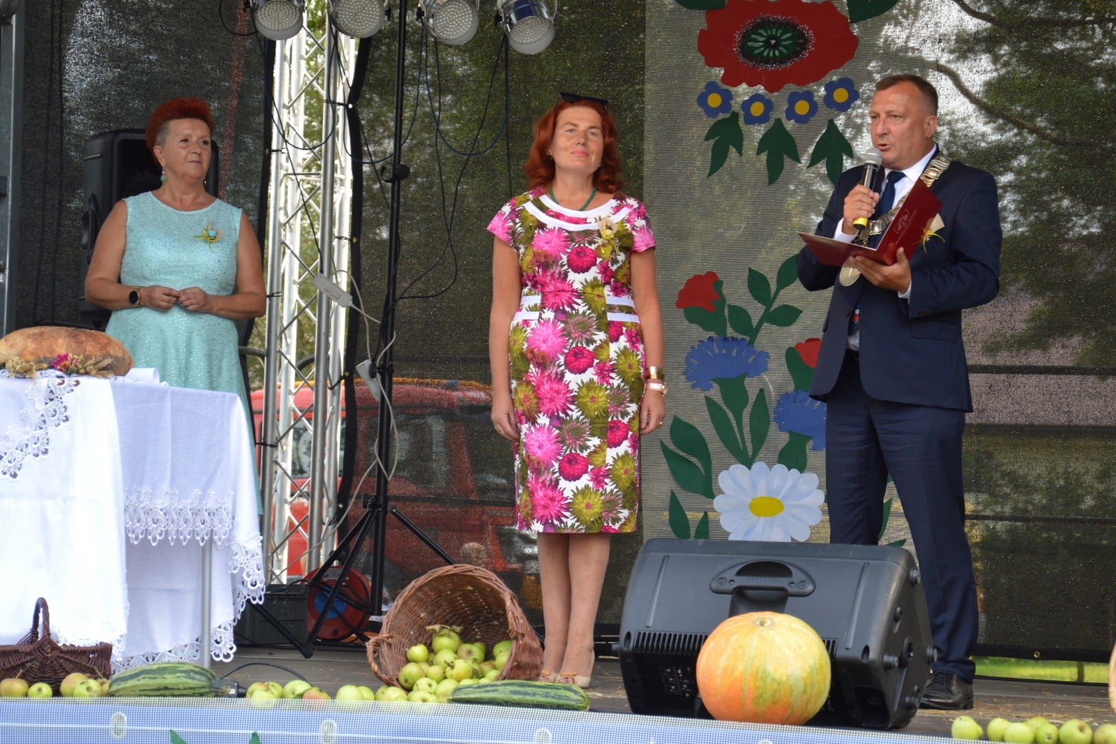 Teresa Lisak - dyrektor CKPiT, Dorota Turczyn z gratulacjami za opiekę nad zwierzętami, burmistrz Ryglic Paweł Augustyn