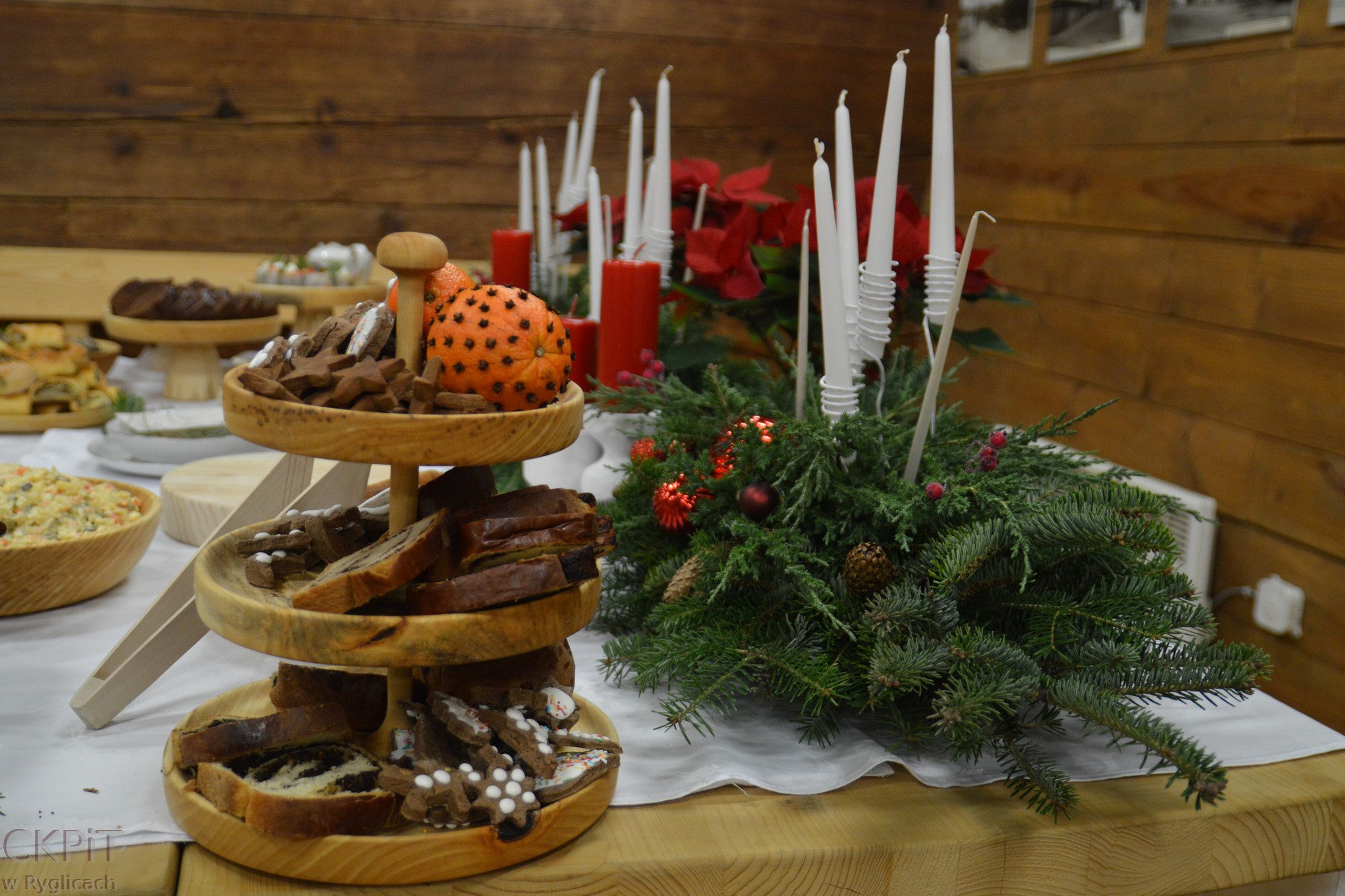 Stół wigilijny przygotowany przez KGW Wola Lubecka i KGW Zalasowa