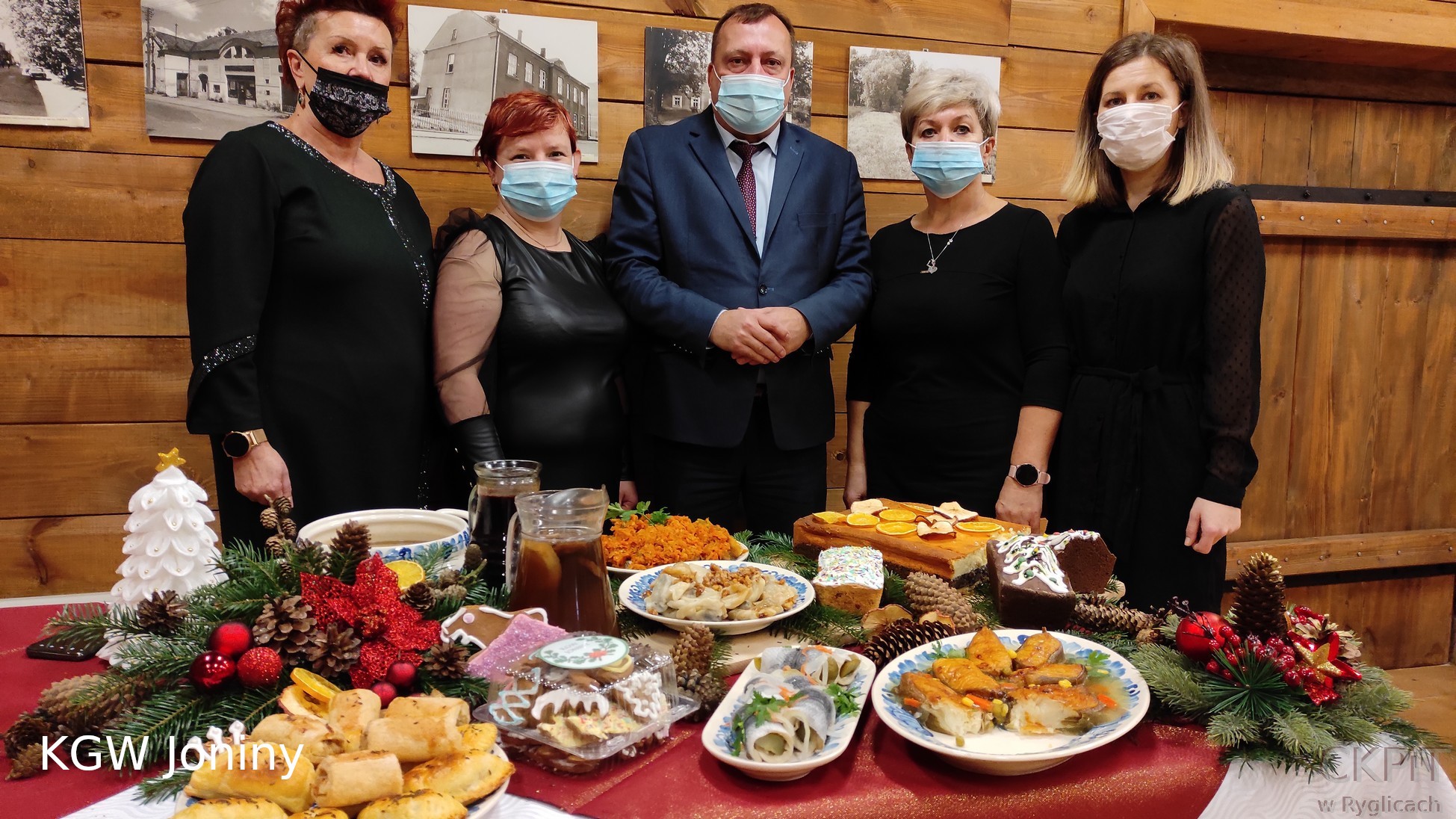 Stół wigilijny przygotowany przez KGW Dzwonowa