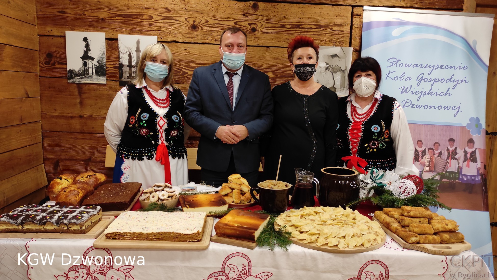 Stół wigilijny przygotowany przez Koło Pań Rygliczanki