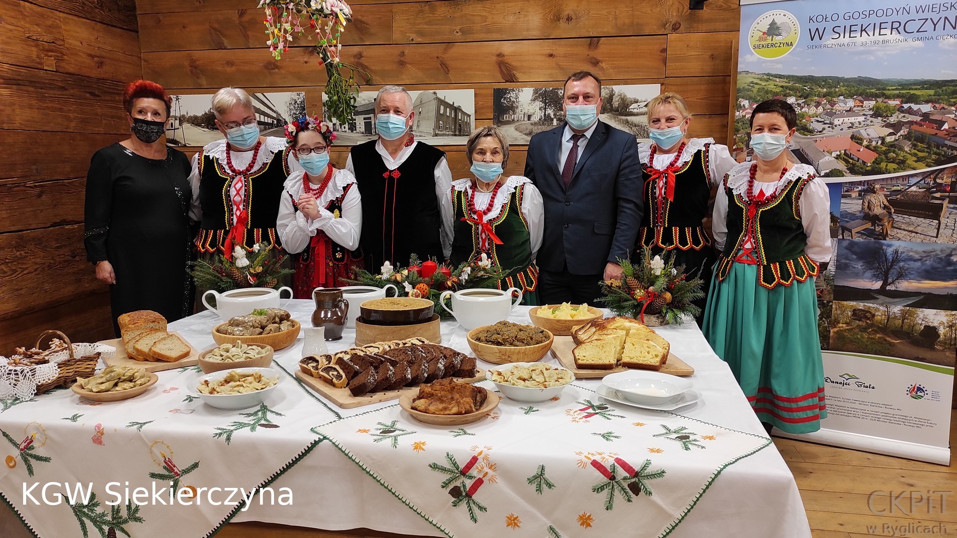 Stół wigilijny przygotowany przez KGW Siekierczyna