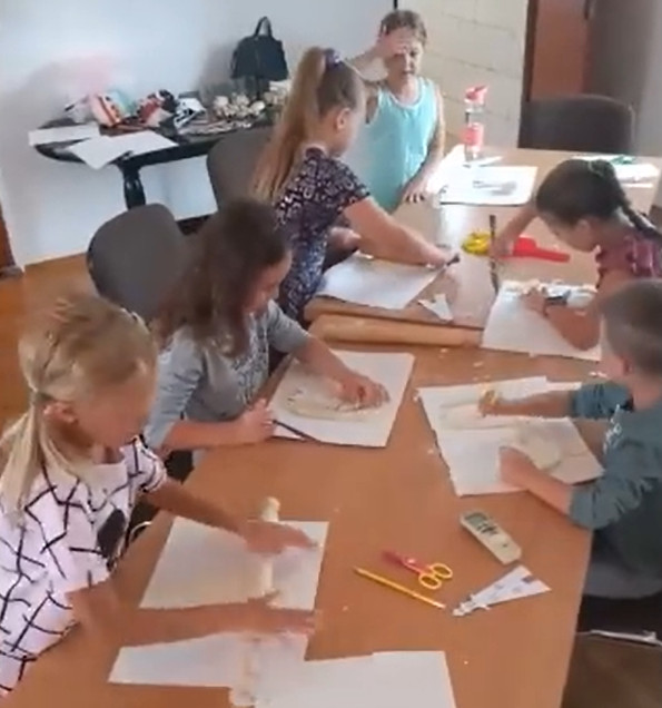 Dzieci podczas zajęć wakacyjnych