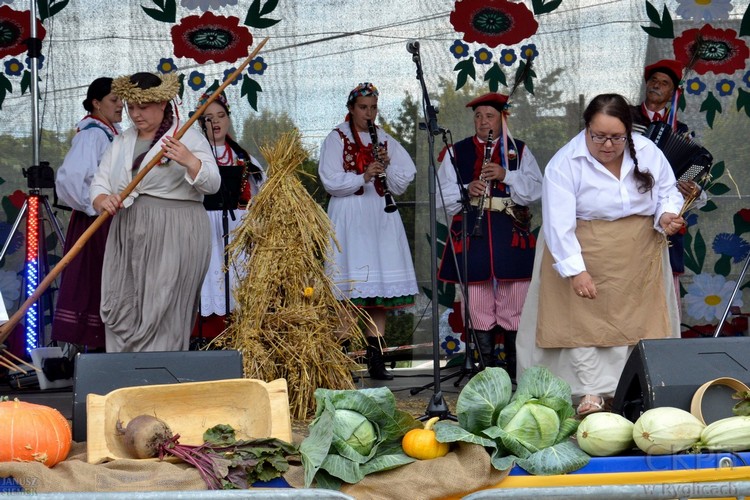 Obrzęd dożynkowy w wykonaniu zespołu W Kuźni u Kowala