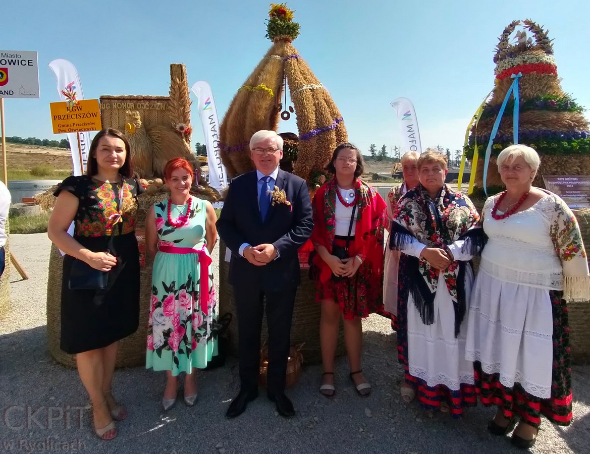 Delegacja dożynkowa z wicemarszałkiem Józefem Gawronem