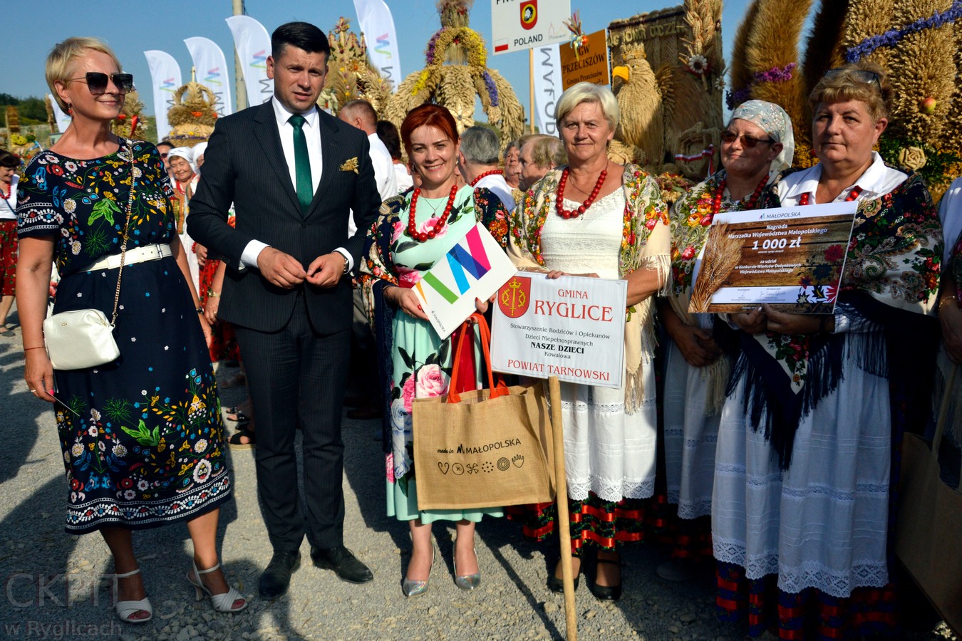 Delegacja dożynkowa z wicemarszałkiem Łukaszem Smółką oraz członkiem zarządu Iwoną Gibas