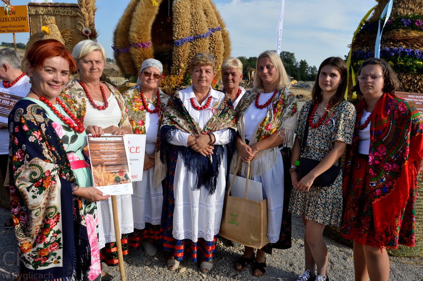 Delegacja dożynkowa z dyplomem