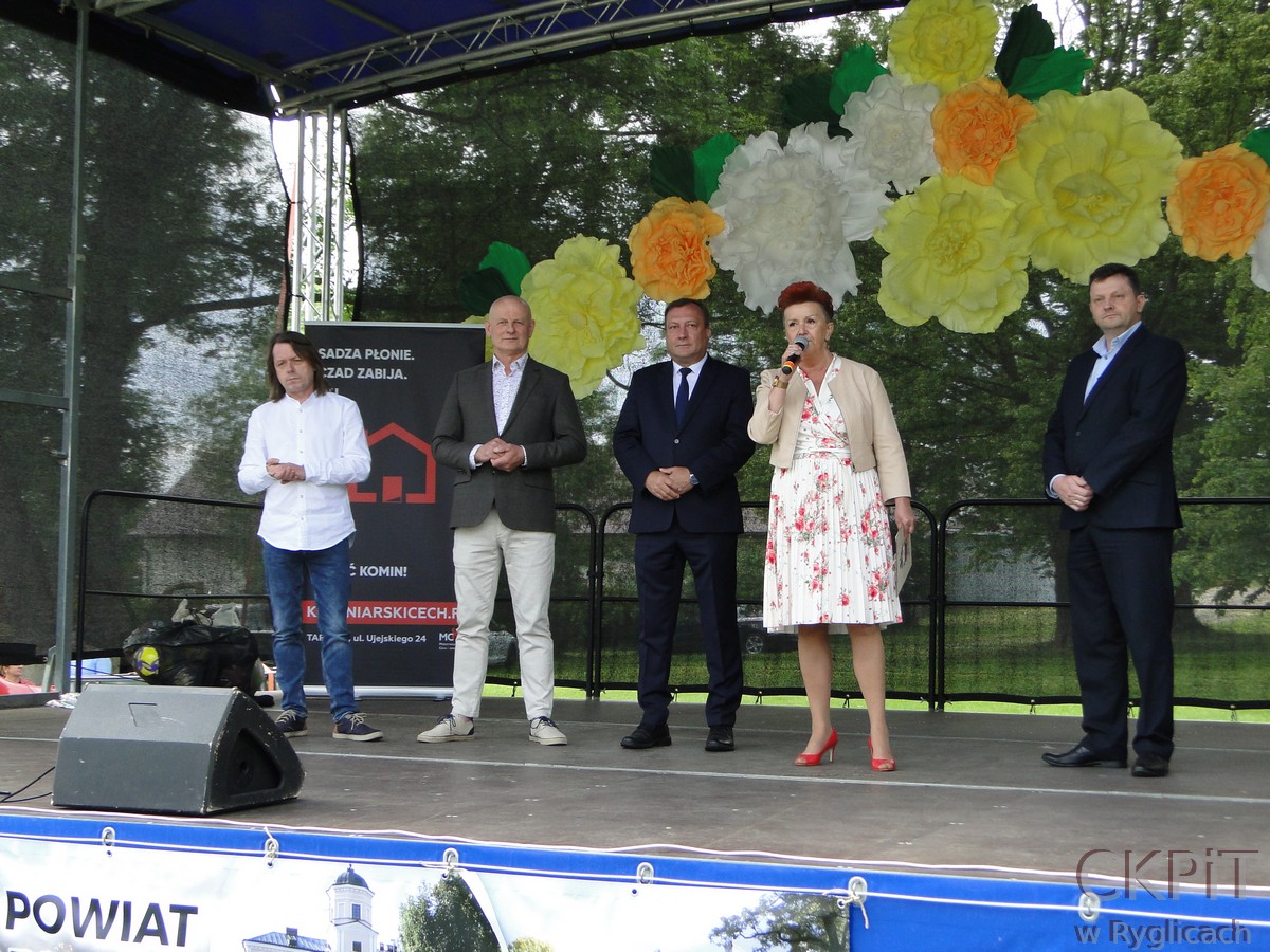 Dzień Dziecka- przemówienia organizatorów na scenie