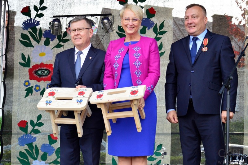 Marszałek i wicemarszałek województwa małopolskiego z burmistrzem Ryglic