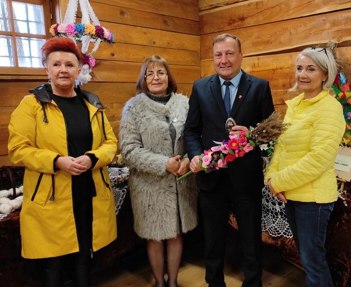Teresa Lisak- dyrektor CKPiT w Ryglicach, Beata Rompała- członek komisji, Paweł Augustyn- burmistrz Ryglic, Maria Cetera- członek komisji