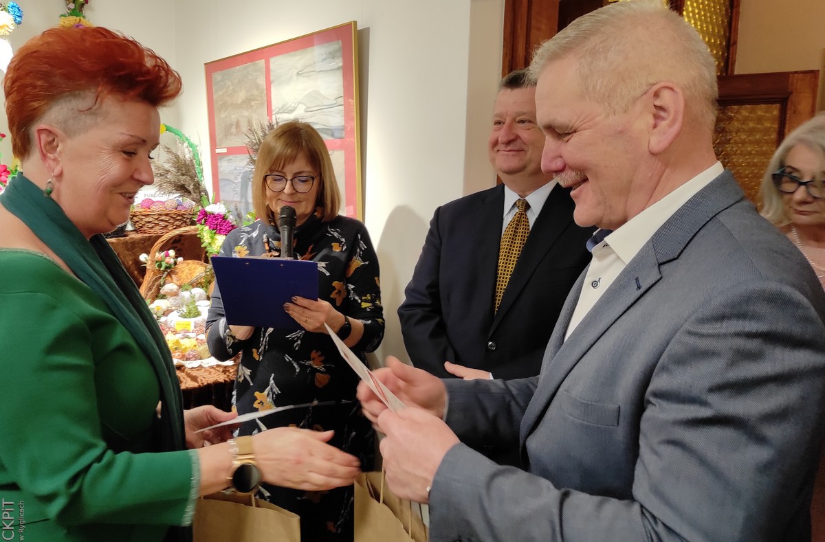 Wręczenie dyplomu dla dyrektor CKPiT w Ryglicach