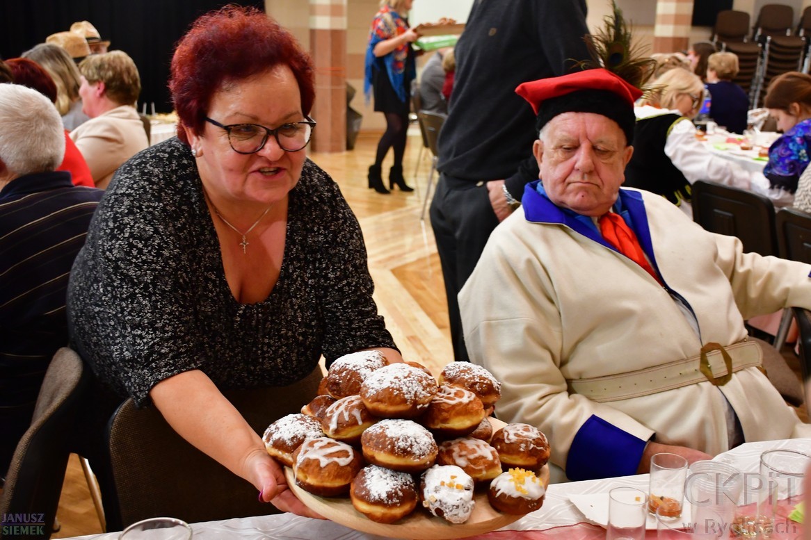Przewodnicząca Kowalowianek rozdaje pączki