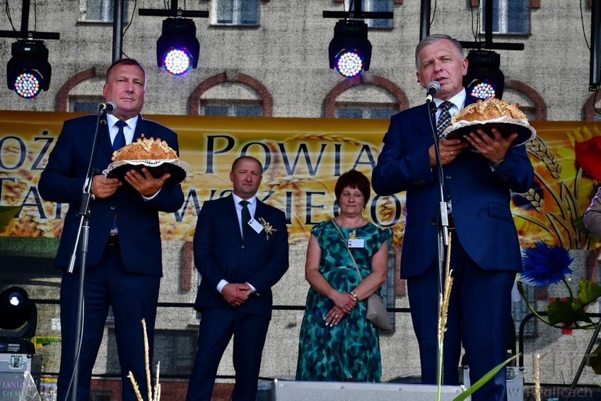 Dożynki w Ryglicach - przekazanie chleba