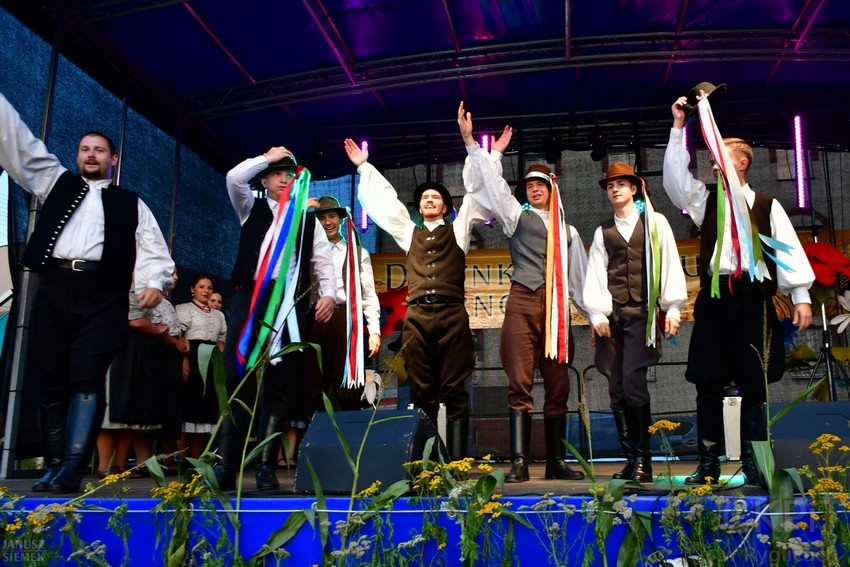 Dożynki w Ryglicach - zespół z Węgier na scenie