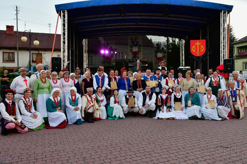 Przedstawiciele zespołów ludowych podczas Festiwalu
