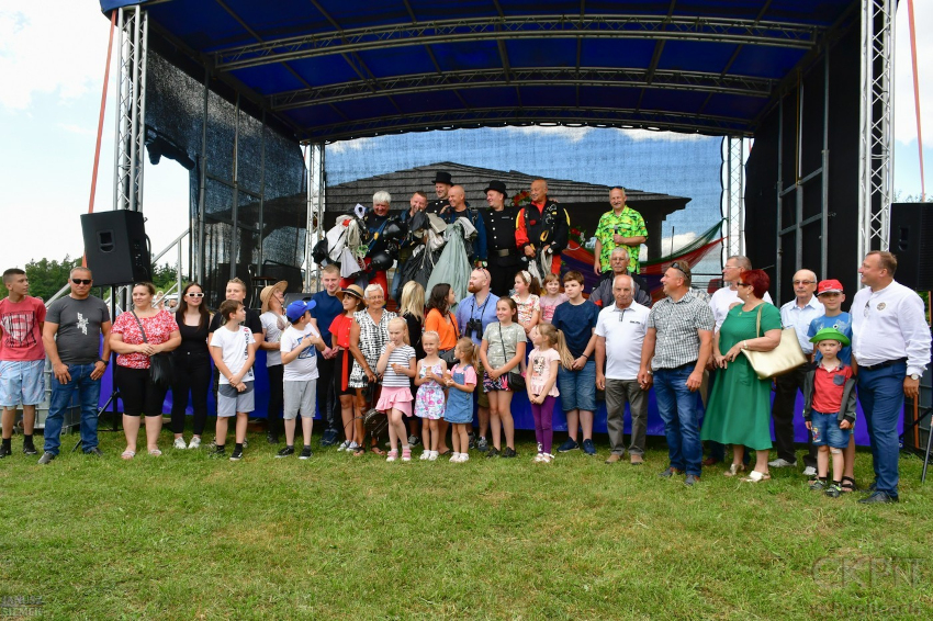 Uczestnicy pikniku ze spadochroniarzami i kominiarzami