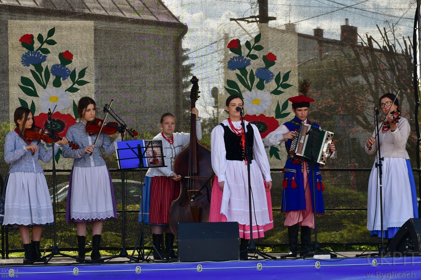 Występ jednego z zespołów ludowych- Z pod Dęba