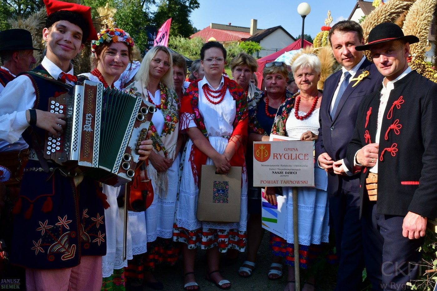 Delegacja wieńcowa w Korzennej