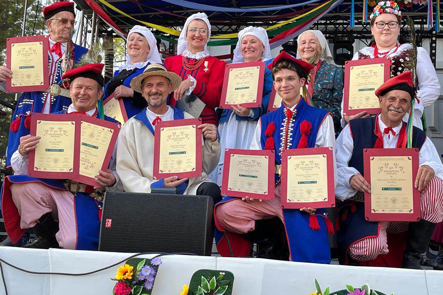 Uczestnicy konkursu z dyplomami