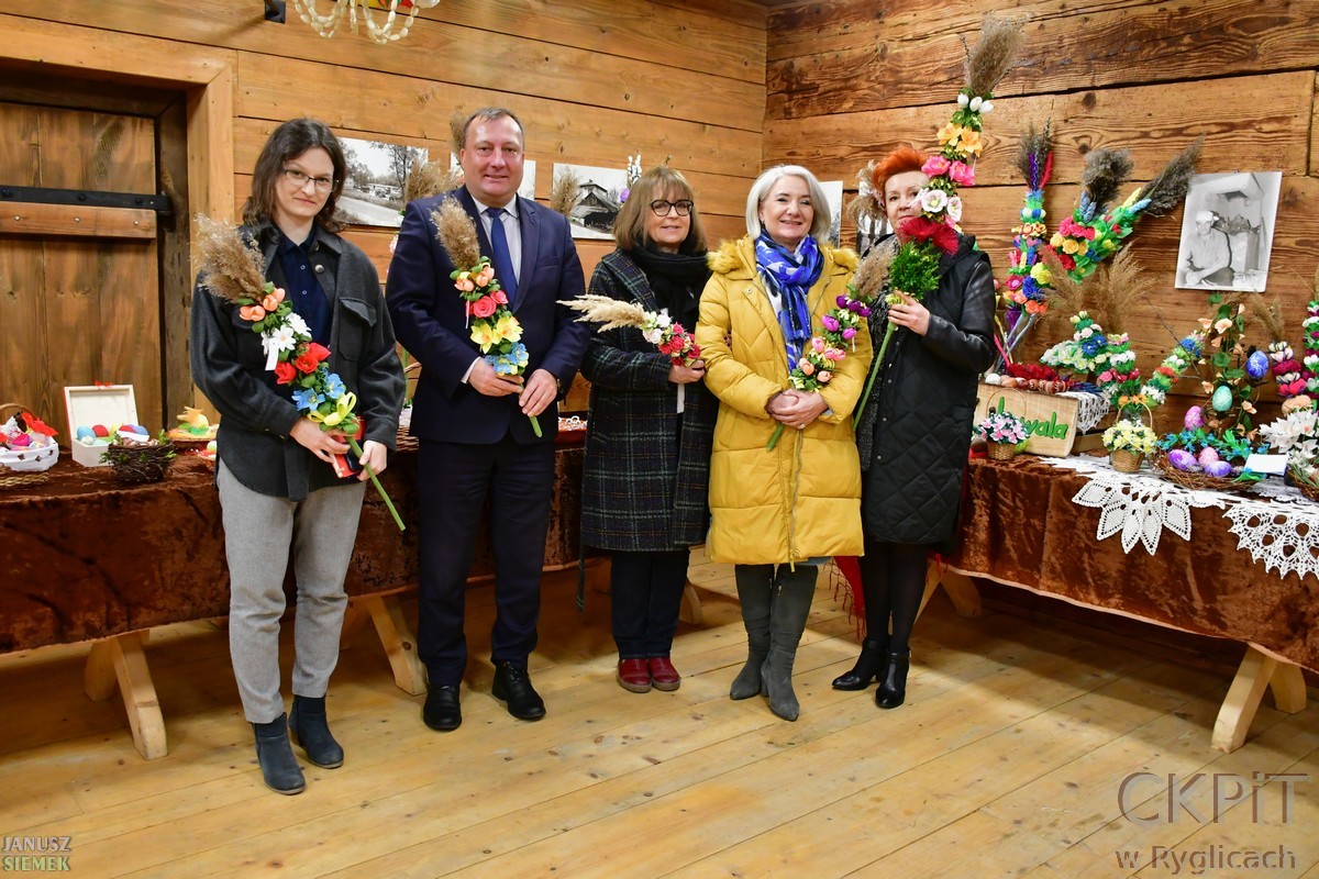 Komisja konkursowa oraz burmistrz Ryglic, dyrektor CKPiT w Ryglicach