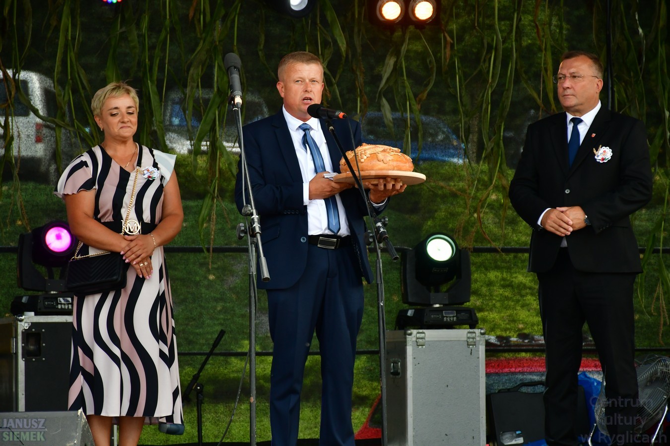 Przekazanie chleba burmistrzowi przez starostów dożynek