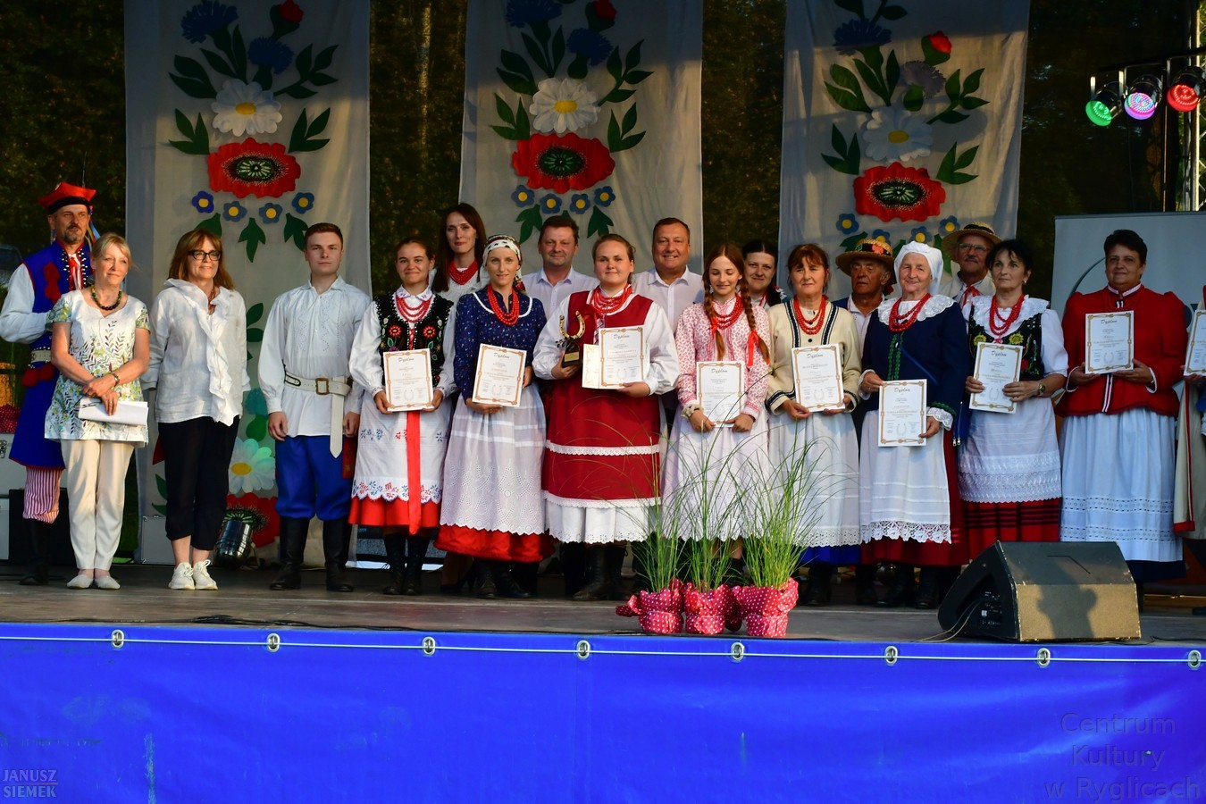 Laureaci konkursu folklorystycznego na scenie