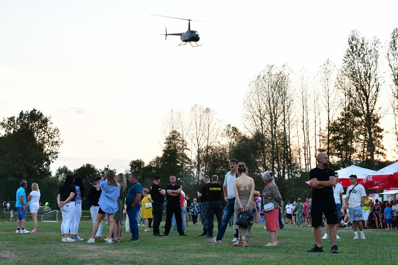Przelatujący śmigłowiec nad miejscem wydarzenia