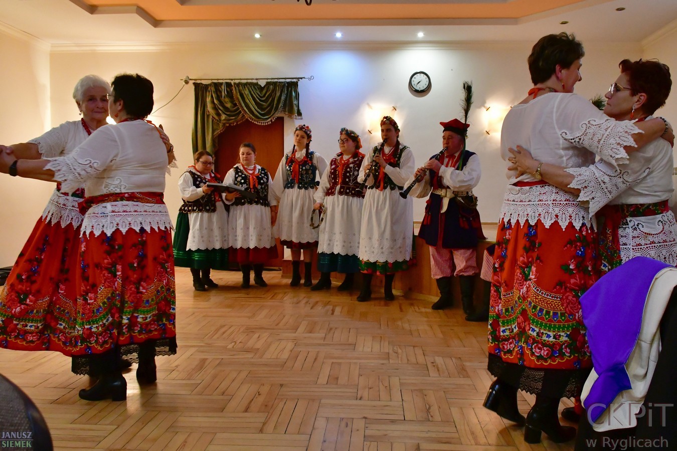 Taniec przy dźwiękach kapeli ludowej