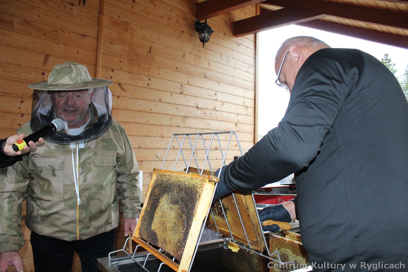 Antoni Marcinek podczas miodobrania