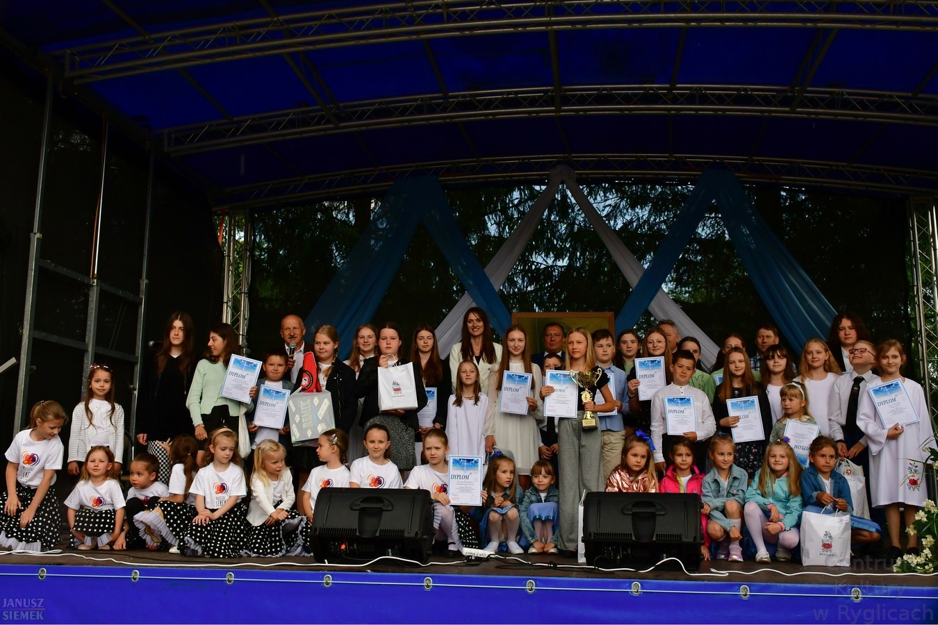 Finaliści konkursu na scenie