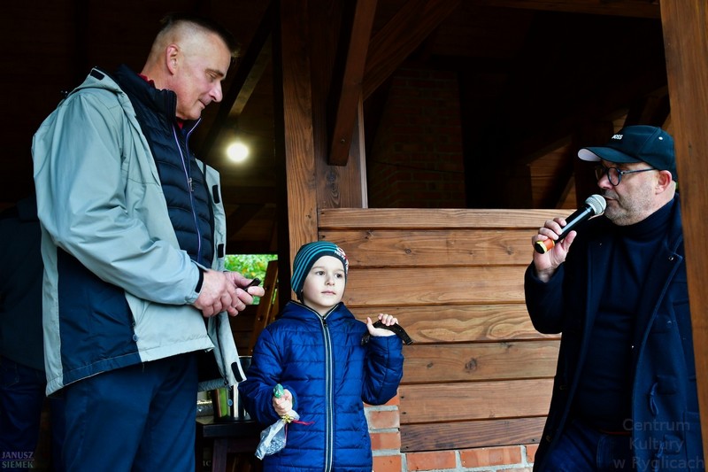 Wręczenie upominków zwycięzcy konkursu na poszukiwanie zaginionej podkowy