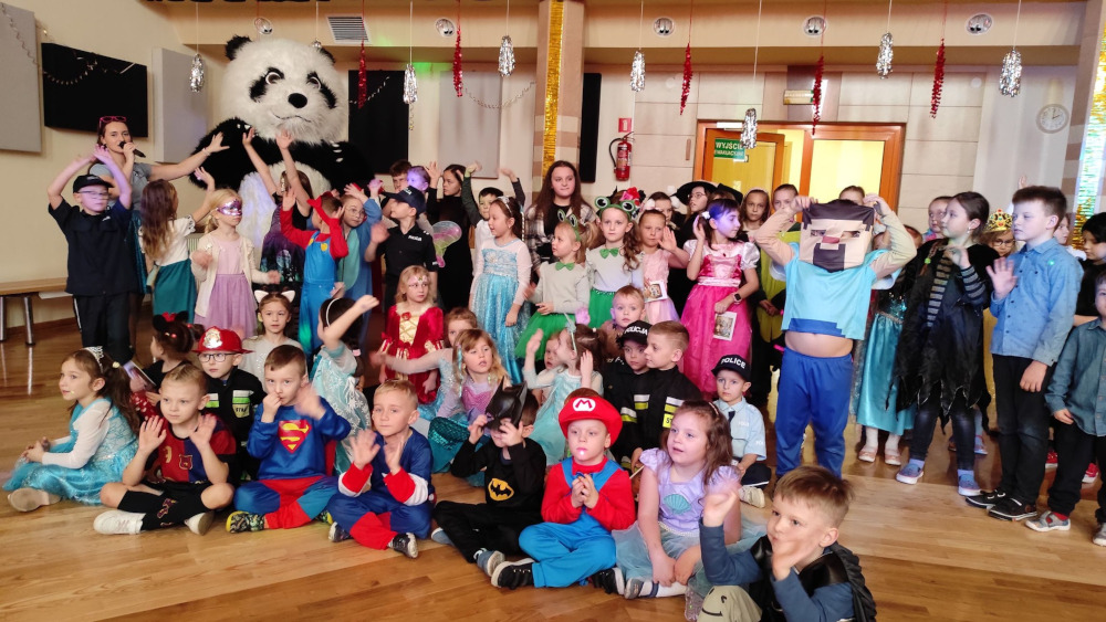 Uczestnicy balu karnawałowego