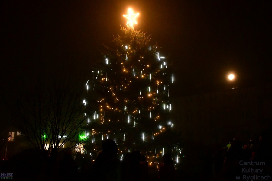 Rozświetlona choinka