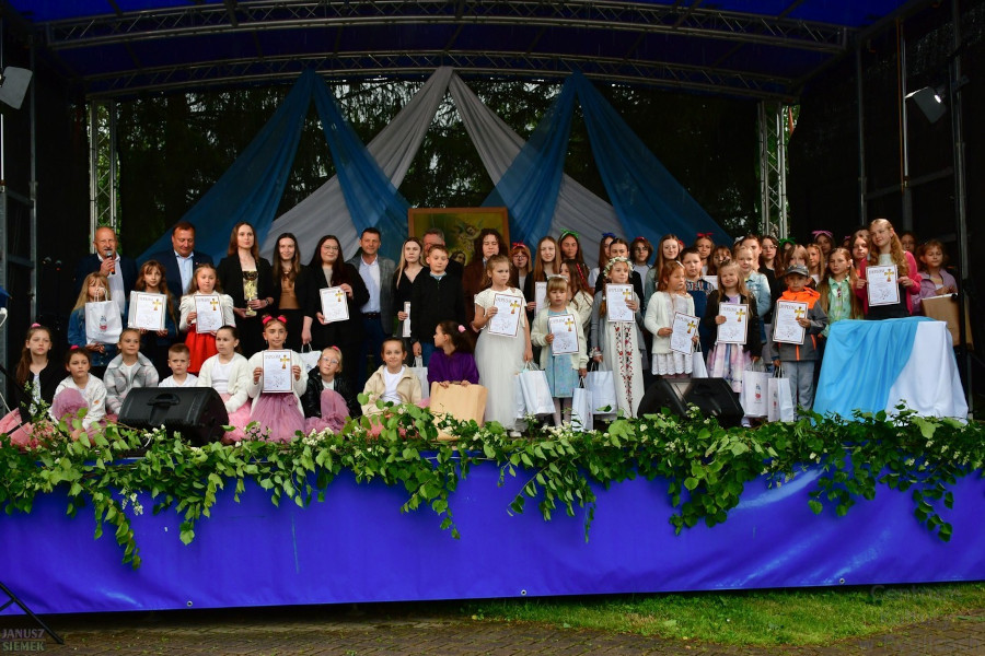 Laureaci konkursu piosenki religijnej na scenie