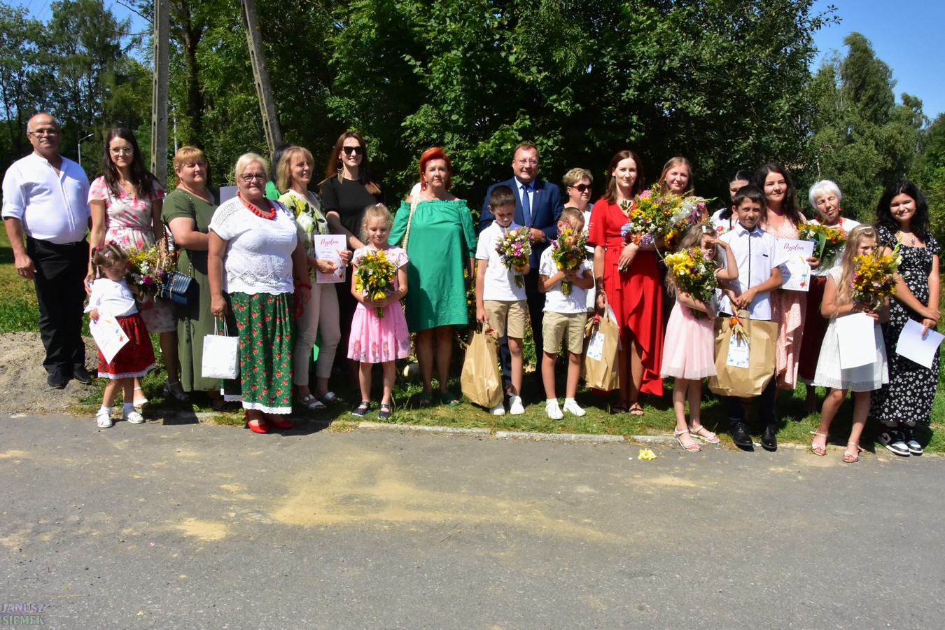 Konkurs Moc Bukietów w Kowalowej - uczestnicy wraz z jury