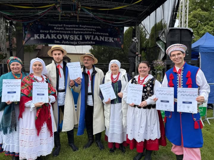 Przedstawiciele zespołów ludowych z gminy Ryglice z dyplomami w Szczurowej