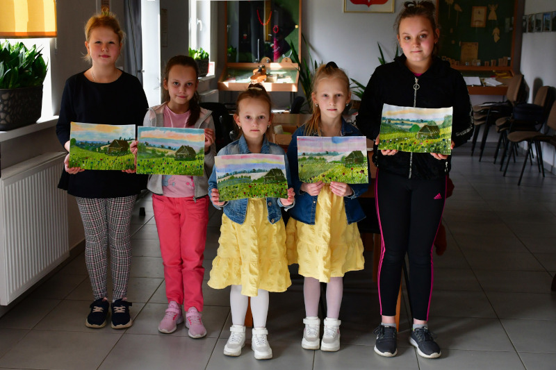 Dzieci z wykonanymi pracami