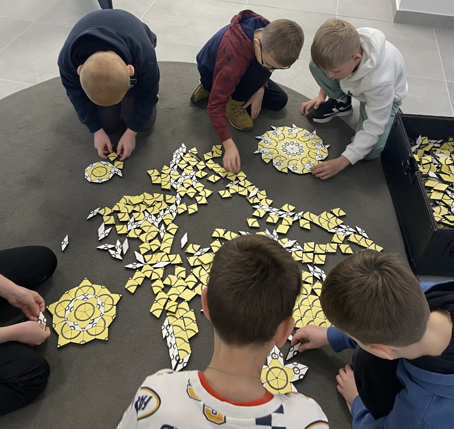 Uczestnicy podczas zabawy na wystawie „O matmo!”