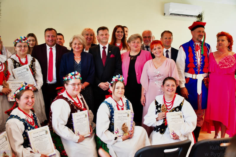 Spotkanie jubileuszowe, zespół i zaproszeni goście